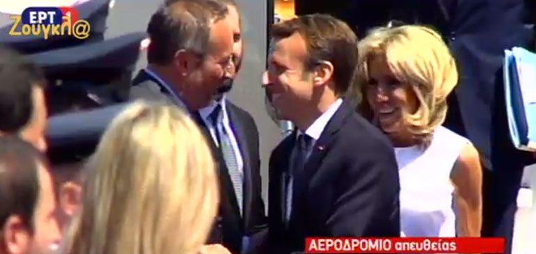 O Εμανουέλ Μακρόν συνοδευόμενος από τη σύζυγό του Μπριζίτ