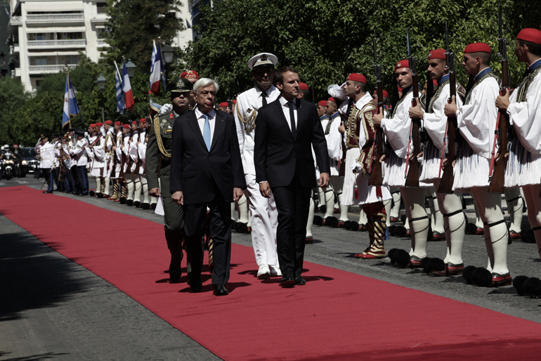 Eπίσημη υποδοχή Εμανουέλ Μακρόν έξω από το Προεδρικό Μέγαρο