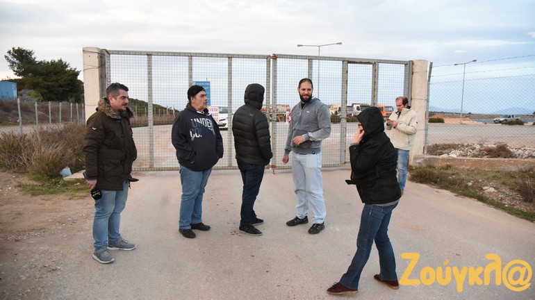 Κάτοικοι του Γραμματικού με το συνεργείο του zougla.gr στη σφραγισμένη είσοδο του ΧΥΤΑ