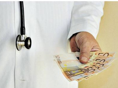 Σε αργία γιατρός, λόγω δωροδοκίας