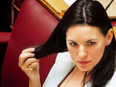 Από τα σκαλιά της Βουλής στα σκαλιά της εκκλησίας