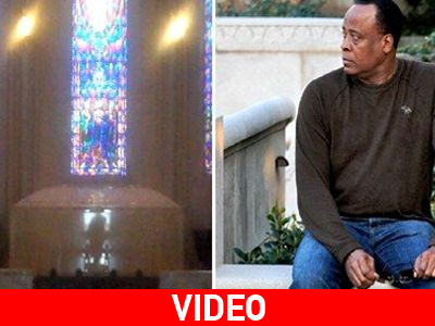 O Conrad Murray στον τάφο του Jackson